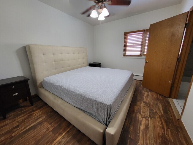 Foto del edificio - 1303 Maple Ave