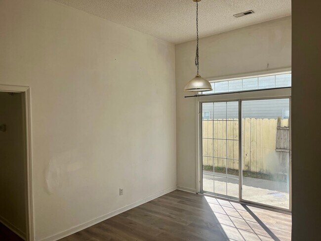 Foto del edificio - Pet Friendly 3 Bedroom, 2 Bath Duplex in College Park Available Soon!