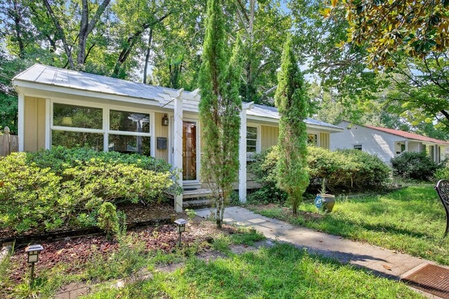 Building Photo - Fully Furnished Home with an Incredible Mi...