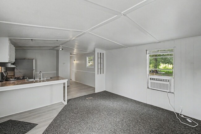 Building Photo - 1090 Old Sunbury Rd