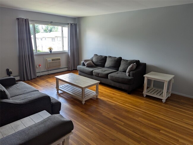 Building Photo - 8 Fishkill Glen Dr