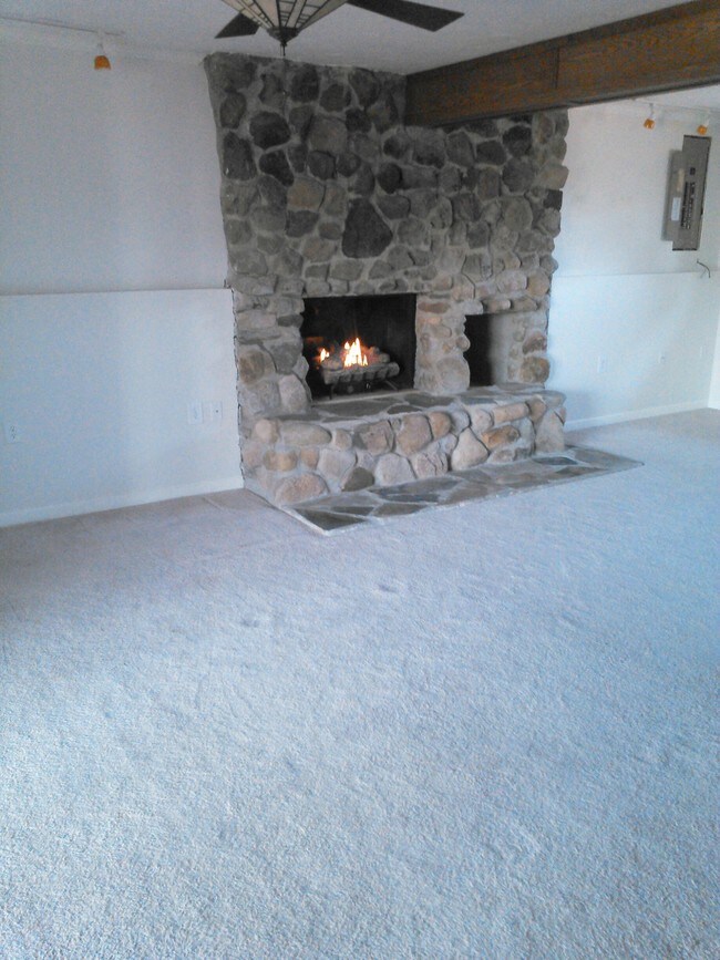 Foto del edificio - 1070 Railroad St