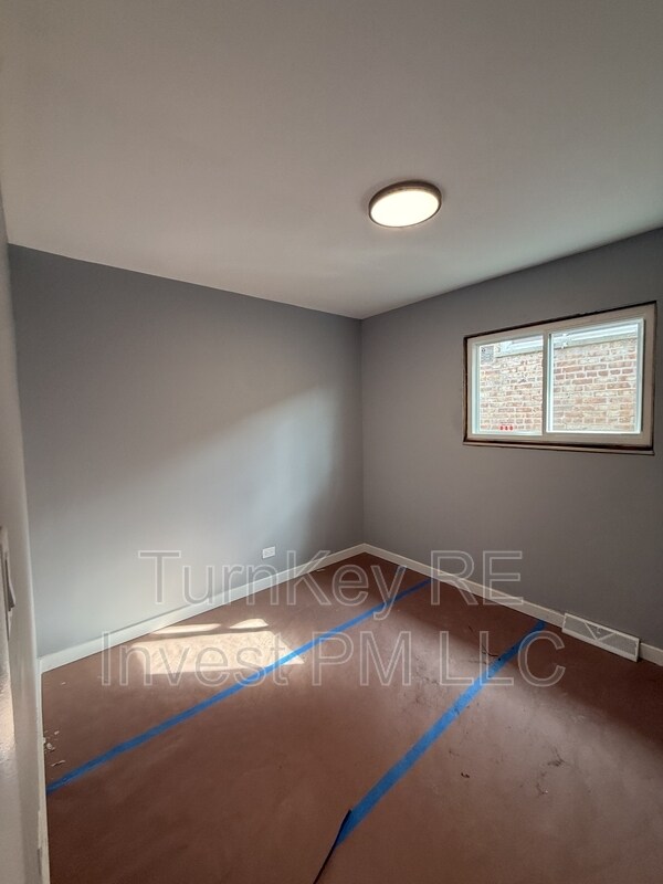 Building Photo - 7732 S Lotus Ave