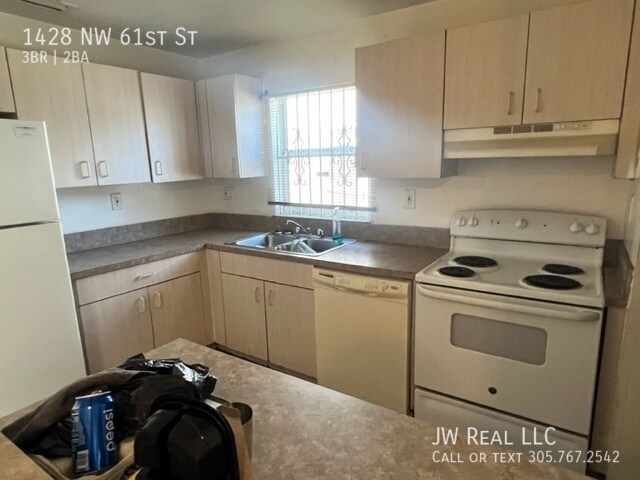 Building Photo - Single family 3 bed 2 full bath plus large...