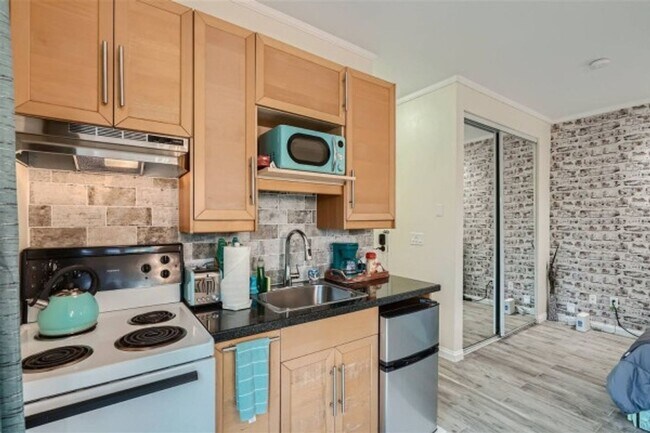 Building Photo - Charming Studio in San Diego