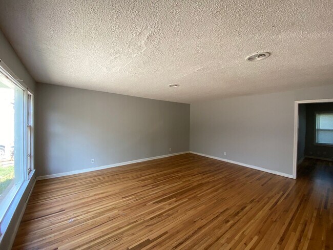 Foto del edificio - $795- 2 bed 1 bath - Spacious Duplex
