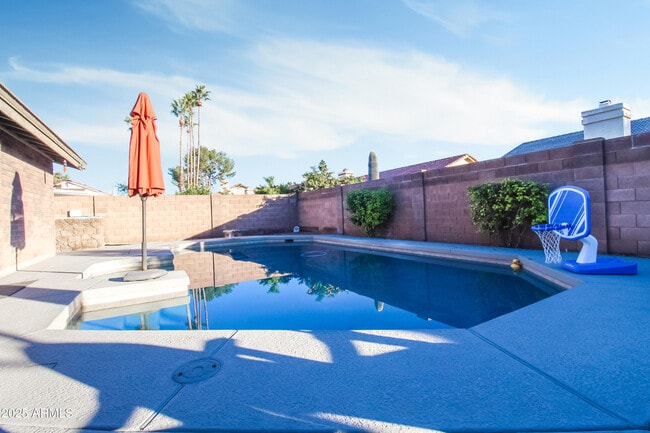 Building Photo - 907 E San Remo Ave