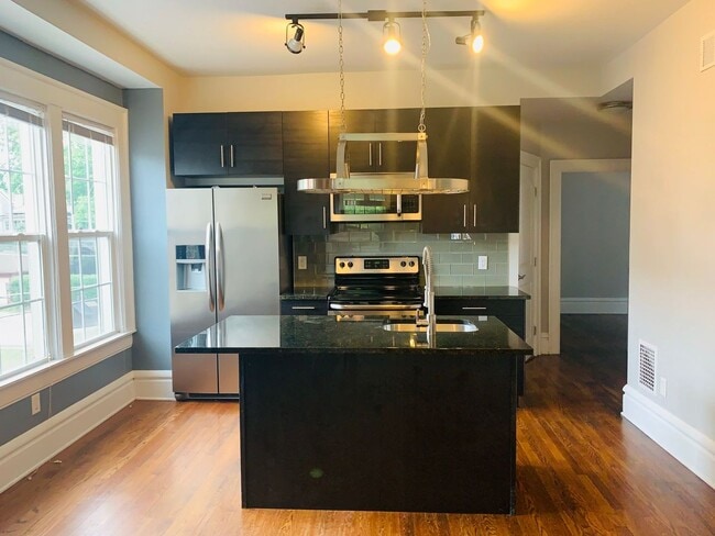 Building Photo - 3 bedroom 1.5 bath one block from Franklin Conservatory