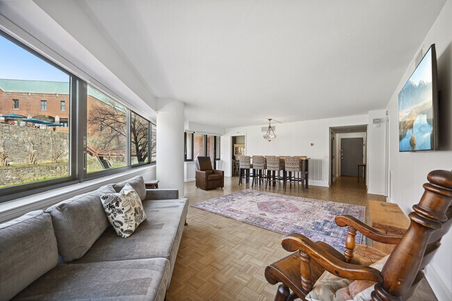 Building Photo - 1015 33rd St NW