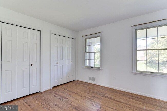 Foto del edificio - 9601 Persimmon Tree Rd