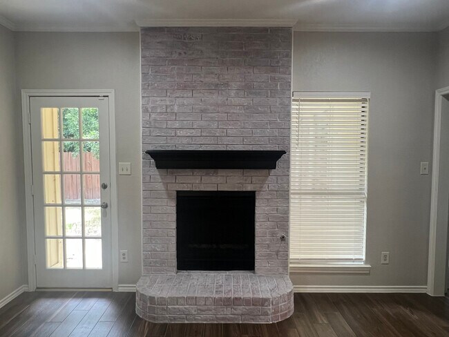 Foto del edificio - 4904 Timberview Dr