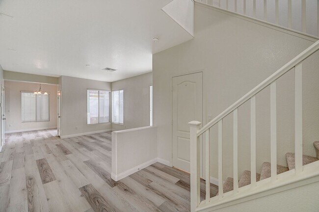 Building Photo - Remodeled Beauty