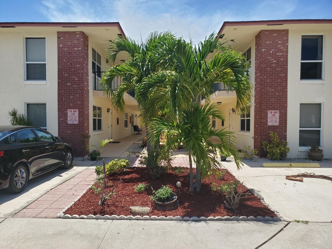 Primary Photo - 217 S Lakeside Dr