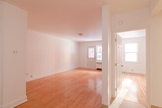Building Photo - 5554 Rue Snowdon