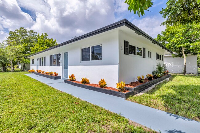 Building Photo - 800-802-802 SW 6th Ct