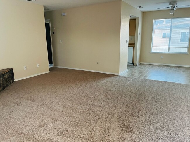Building Photo - Nice and Cozy Upstairs Triplex Unit