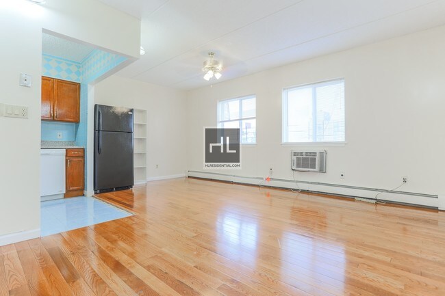 Building Photo - Newly Renovated 2 Bedroom w/ Dishwasher