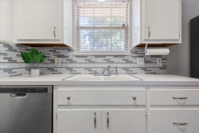 Foto del edificio - 706 Rolling Hills Dr