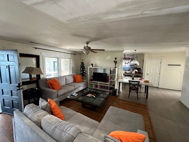 Foto del edificio - Large 8 Bedroom 4 Bath House Right Next to Campus!