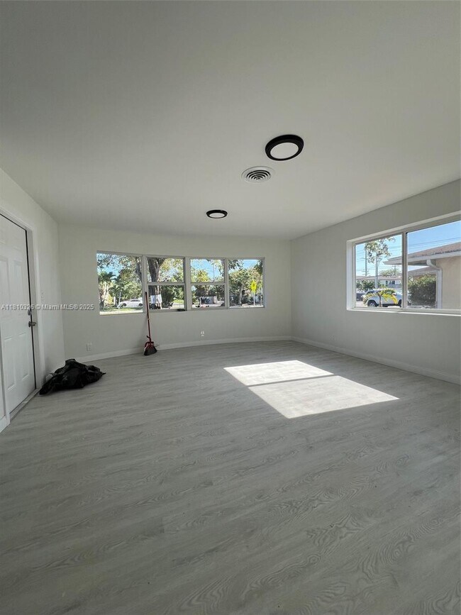 Foto del edificio - 1831 NE 56th St
