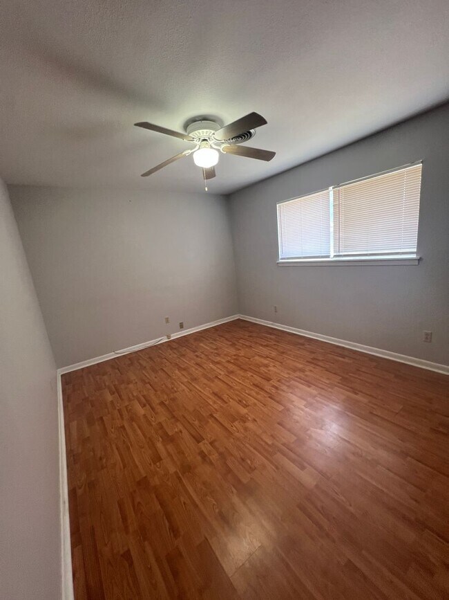Foto del edificio - Large 3 bed 2 bath home