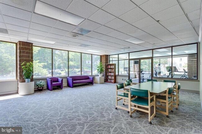 Foto del edificio - 6301 Stevenson Ave