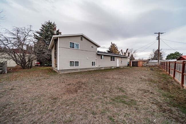 Foto del edificio - Spacious and recently updated, this 6-bedroom, 3-bathroom home in Ammon