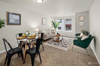 Building Photo - 8911 Holly Dr