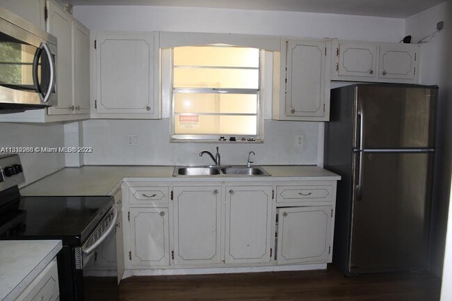 Building Photo - 300 S Luna Ct