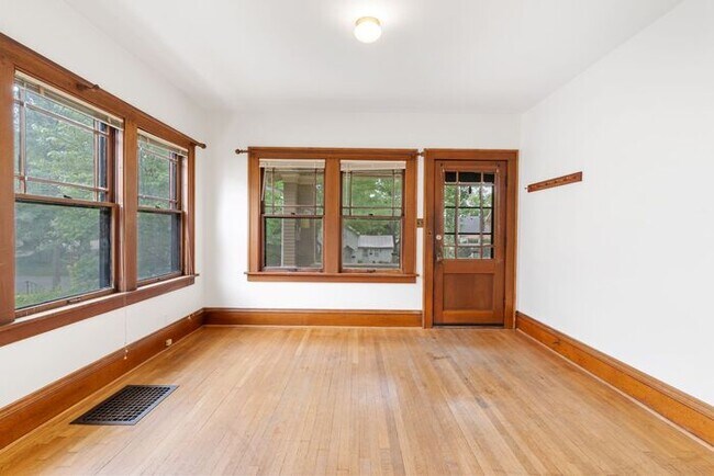 Building Photo - $1,450 | 2 Bedroom, 1 Bathroom 1st Floor A...