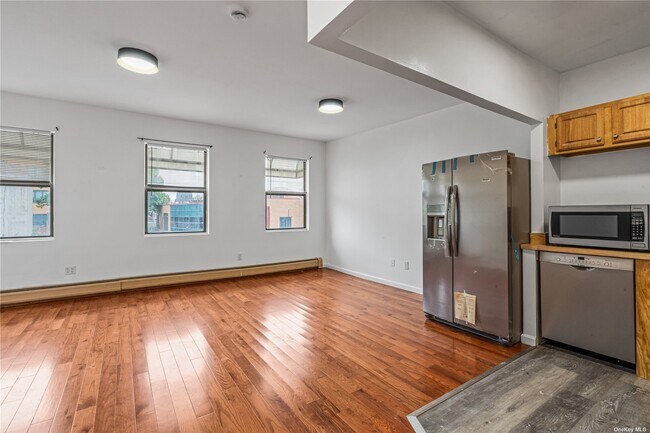 Building Photo - 1473 Gates Ave