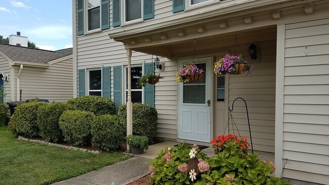 Building Photo - LANDSTOWN MEADOWS