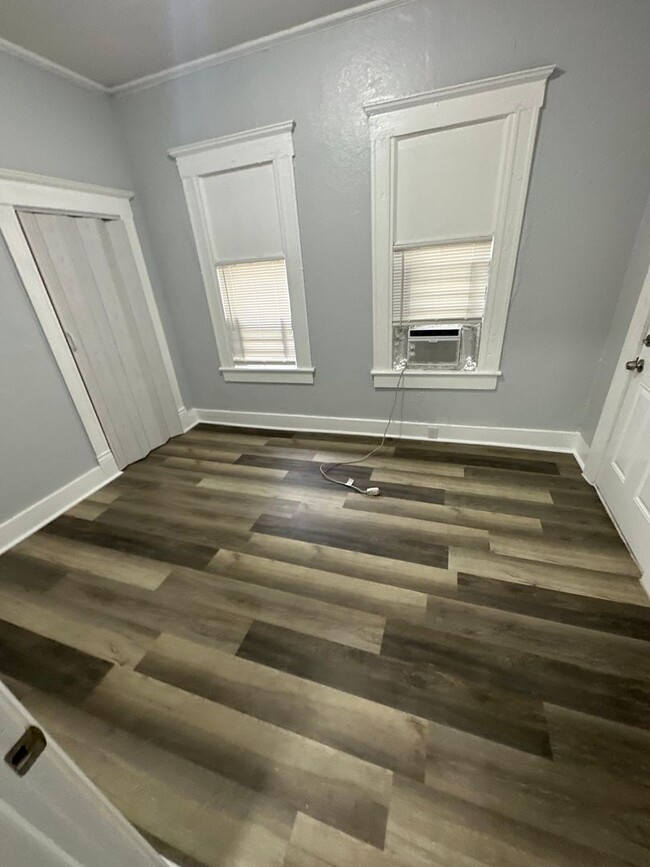 Building Photo - Fully Renovated 2/1 -Single Family Availab...