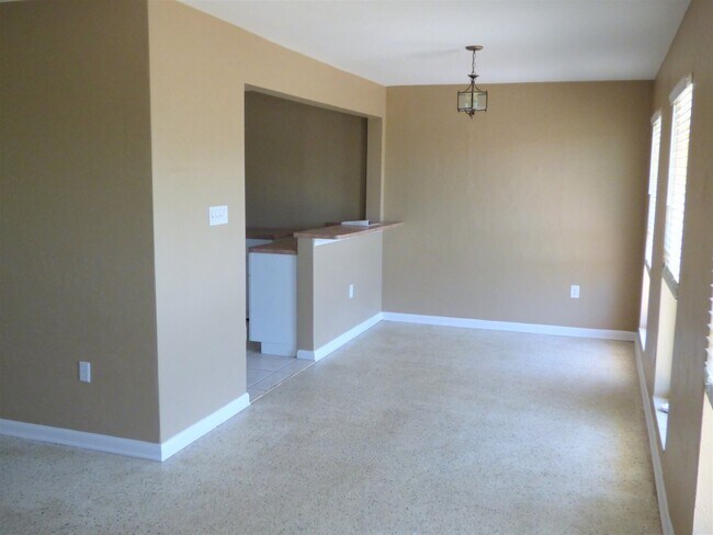 Building Photo - Convenient Location