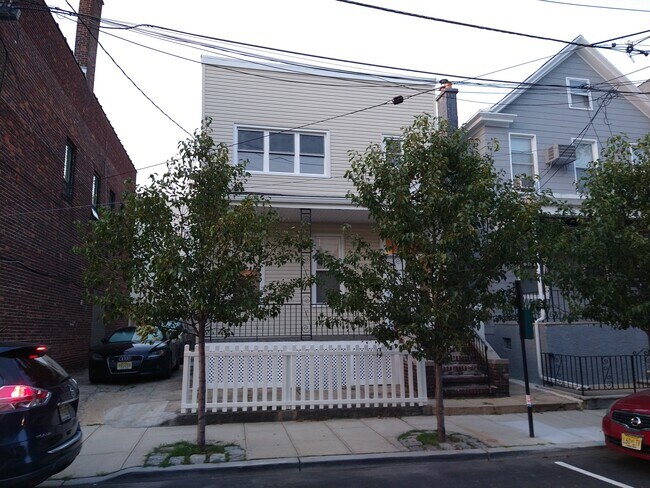 548 41st Street - 548 41st St