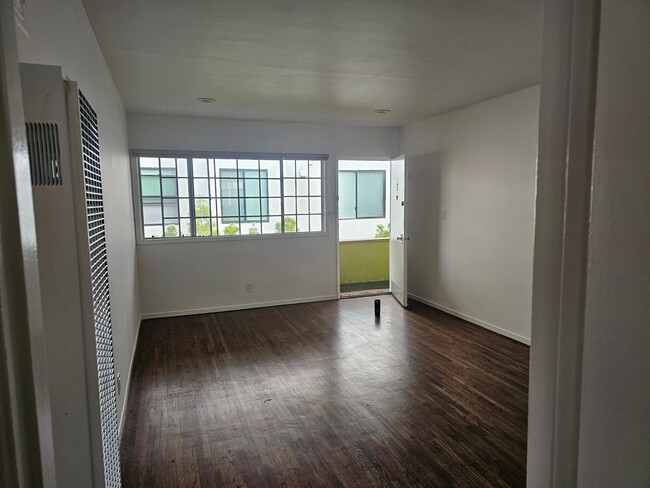 Building Photo - 1536 S Orange Grove Ave