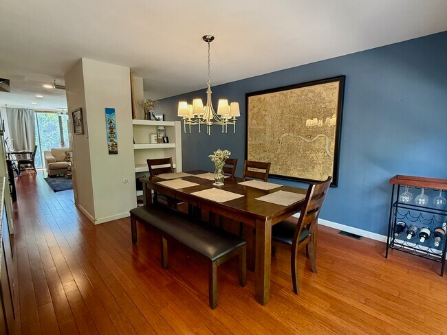 Gran área de comedor - 960 N Pennsylvania St