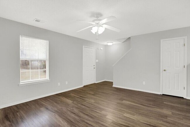 Building Photo - Two Story 2-bd/ 1.5-ba Southaven Townhome ...