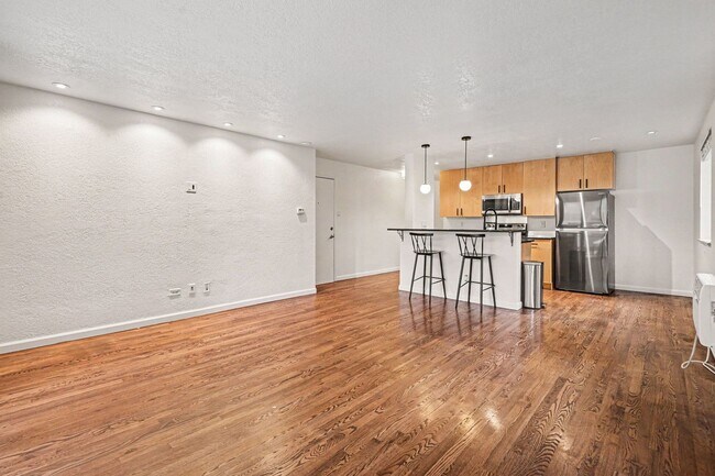 Foto del edificio - 1336 Logan St