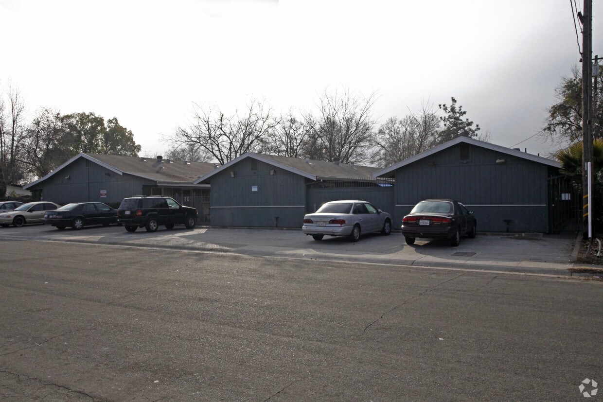 Foto del edificio - 742-752 Bowles St