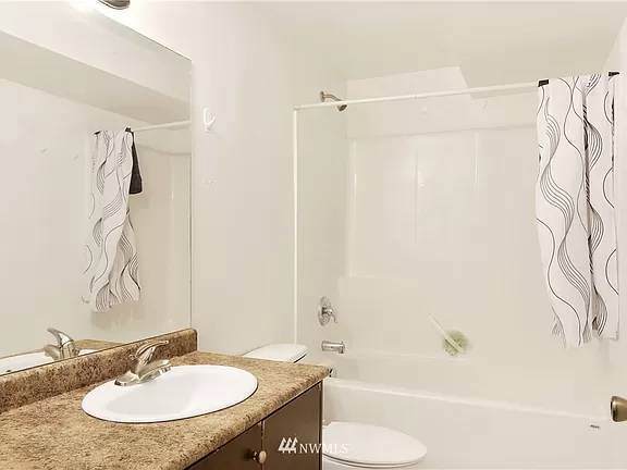 Building Photo - 3-Bedroom Apartment with Fenced Backyard N...