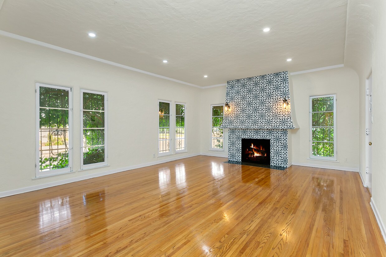 Family Room - 369 N Stanley Ave