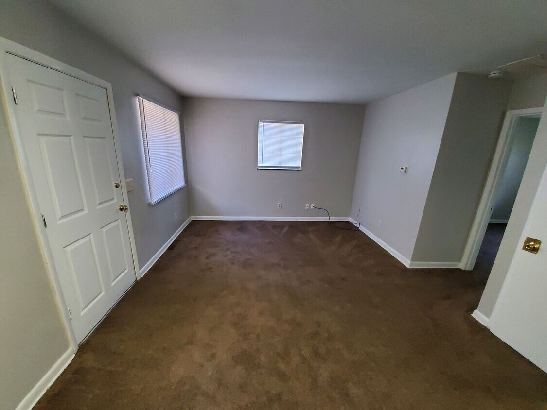 Living Room - 706 N Broadway St