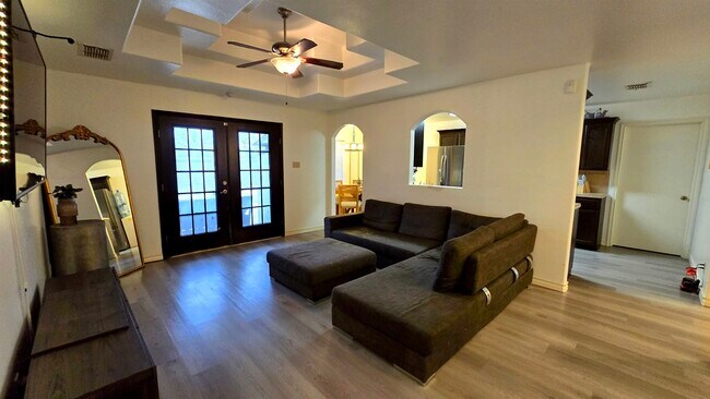 Foto del edificio - 313 Floral Blvd