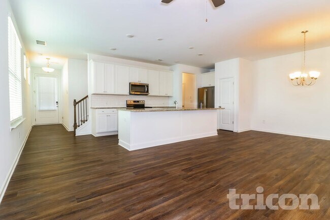 Foto del edificio - 2260 Rosemary Park Ln