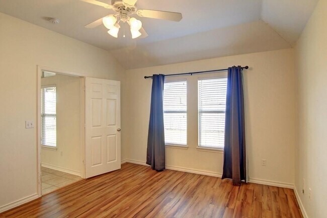 Foto del edificio - 5937 Sutherland Dr