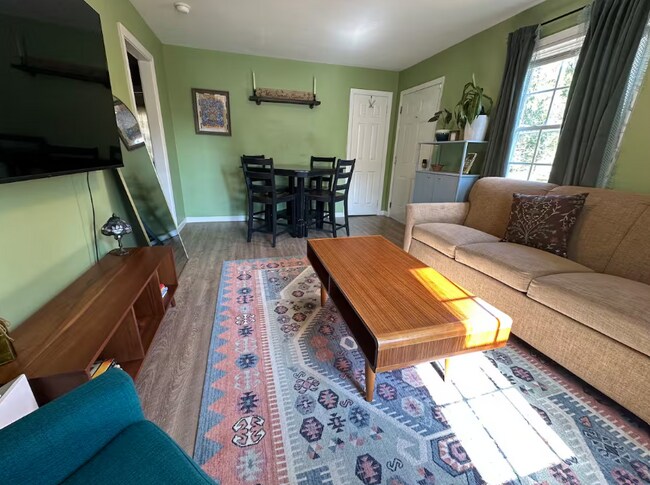 Foto del edificio - Charming 2-Bedroom Main-Floor Home with Fenced Yard & Utilities Included