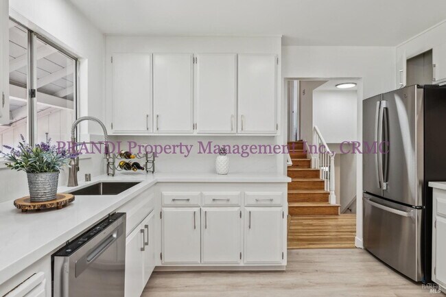Foto del edificio - Marinwood Home on Corner Lot with Over 200...