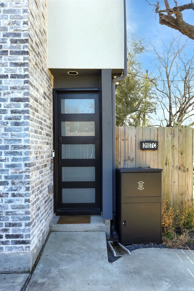 Puerta principal - 3107 Saint Charles St