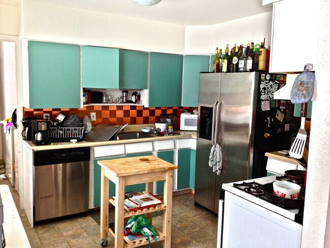 Foto del edificio - PRE-LEASE! 6 Bed 3 Bath House.